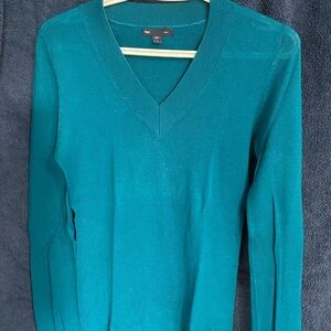Gap, turquoise v-neck sweater. Comfortable knitted sweater 3 buttons on cuff.